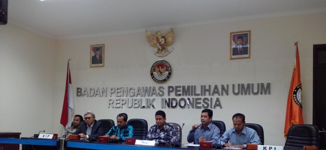 Konferensi pers tim Gugus Tugas di Ruang Media Center Bawaslu. Ketua KPI Pusat sedang menjelaskan tentang pelanggaran iklan kampanye di lembaga penyiaran. Turut serta dalam acara Ketua Bawaslu uhammad, Wakil Ketua Idy Muzayyad, Wakil Ketua KIP John Fresly